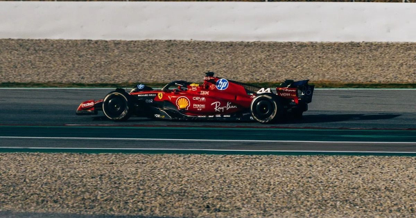 Ez gyorsan ment, Hamilton máris összetörte a Ferrarit